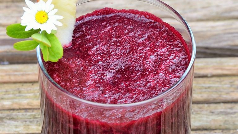Rote Bete-Blaubeer Smoothie mit Holundersaft In einem Glas servierter rote Bete-Blaubeer Smoothie mit Holundersaft von Immanuel Albertinen Kocht