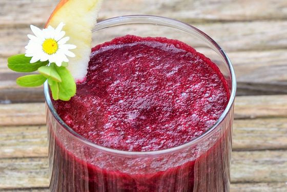 Rote Bete-Blaubeer Smoothie mit Holundersaft In einem Glas servierter rote Bete-Blaubeer Smoothie mit Holundersaft von Immanuel Albertinen Kocht