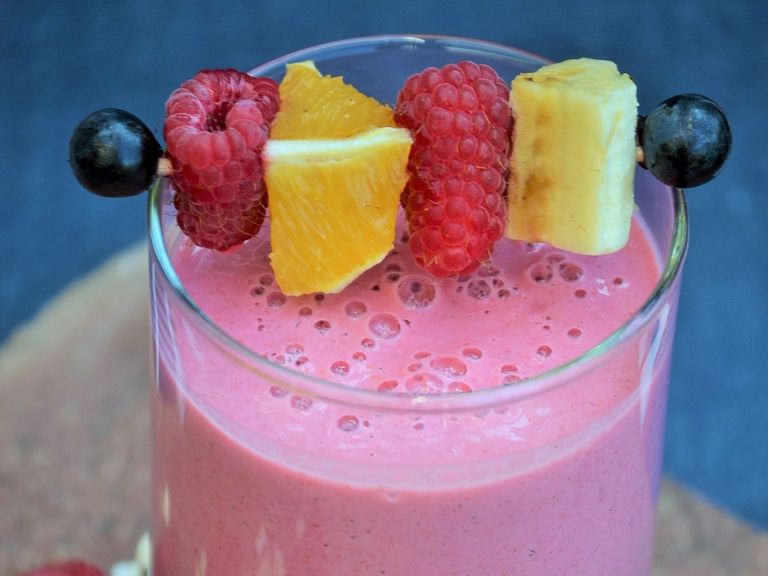 Himbeer-Mandel Smoothie mit Haferflocken In einem Glas servierter Himbeer-Mandel Smoothie mit Haferflocken, garniert mit einem Früchtespieß, von Immanuel Albertinen Kocht